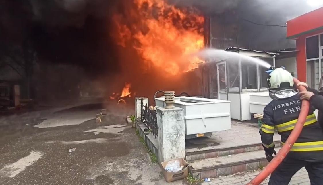 Bakıda baş vermiş yanğın söndürüldü - FOTOLAR (YENİLƏNİB)